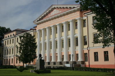 Institución educativa “Aca-demia Estatal de Agricultura de Bielorrusia” condecorada con las órdenes de la Revolución de Octubre y la Bandera Laboral Roja.